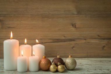 Noel mumlar topları ile