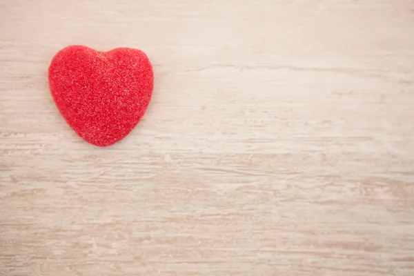 Dulce corazón sobre un fondo de madera —  Fotos de Stock