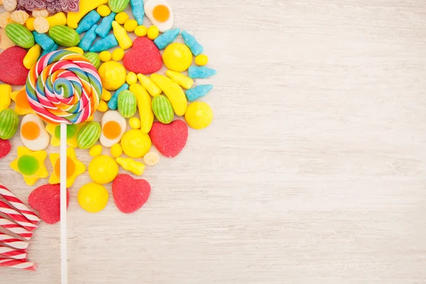 Bonbons avec différentes formes et couleurs — Photo
