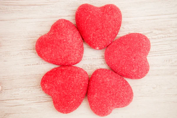 Dolci cuori su uno sfondo di legno — Foto Stock