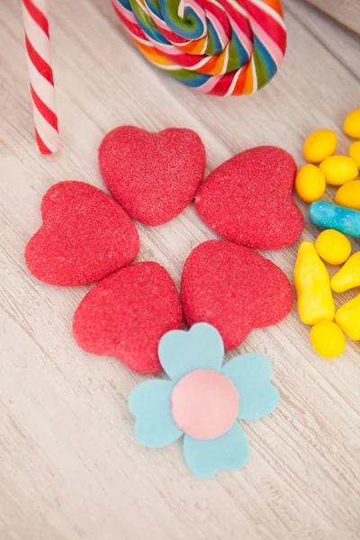 Dolci cuori a forma di e altre caramelle — Foto Stock