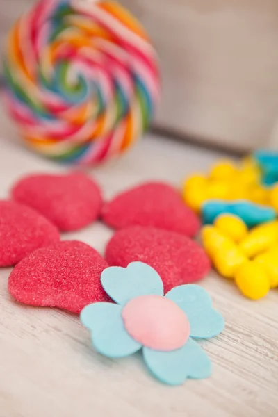 Tatlı kalp şeklinde ve diğer şekerler — Stok fotoğraf