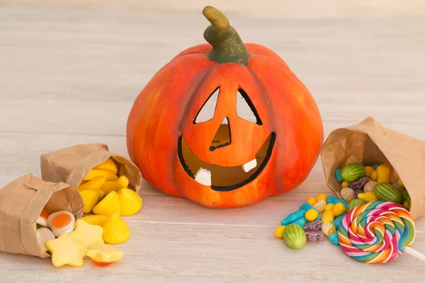 Calabaza naranja halloween y chucherías —  Fotos de Stock