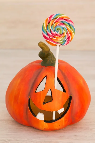 Calabaza de Halloween con una piruleta grande — Foto de Stock