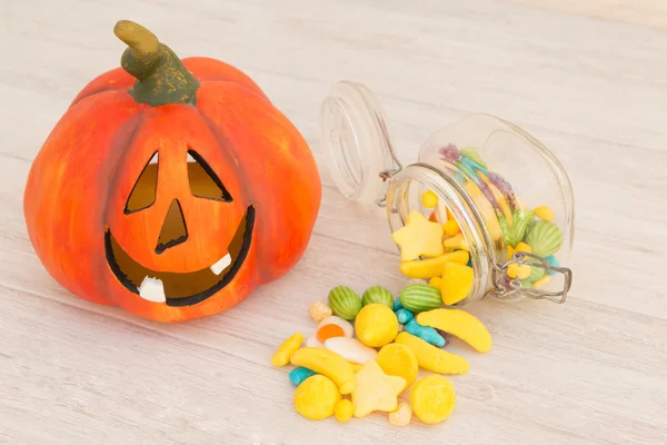 Calabaza naranja halloween y chucherías —  Fotos de Stock