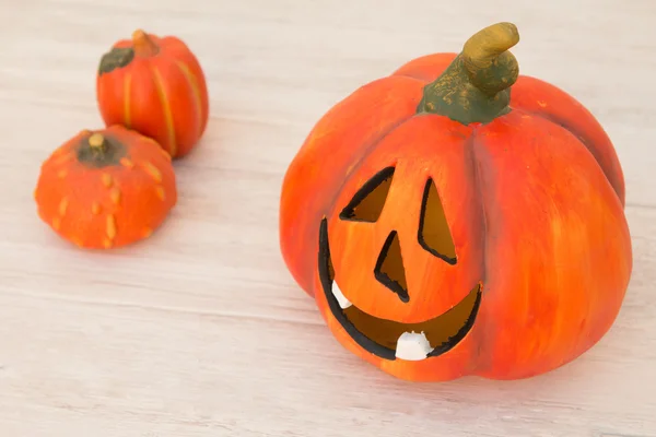 Linterna de calabaza con una cara espeluznante sonriendo —  Fotos de Stock