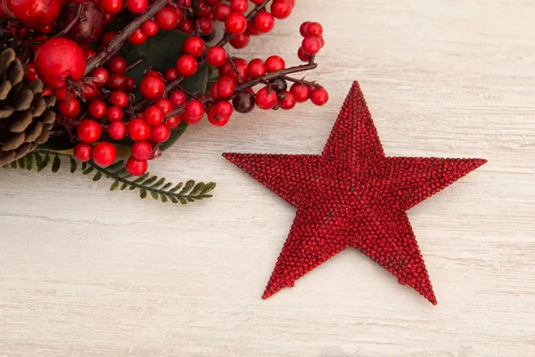 Estrela de Natal vermelha e bagas vermelhas — Fotografia de Stock