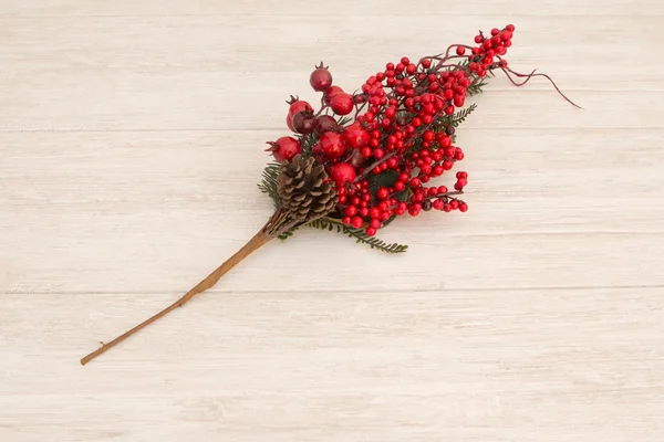 Kırmızı meyve dalları dekorasyon için Noel üzerinde — Stok fotoğraf