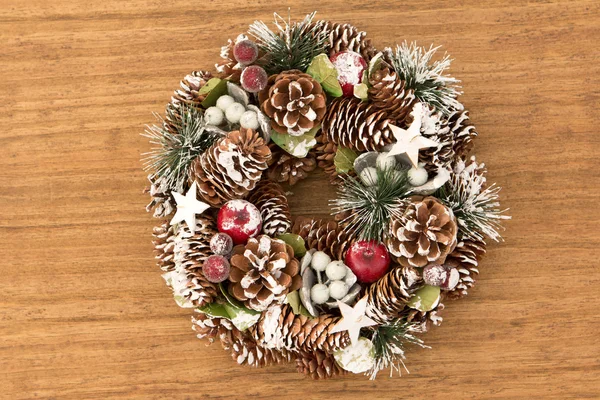 Délicate couronne de Noël de cônes de pin — Photo