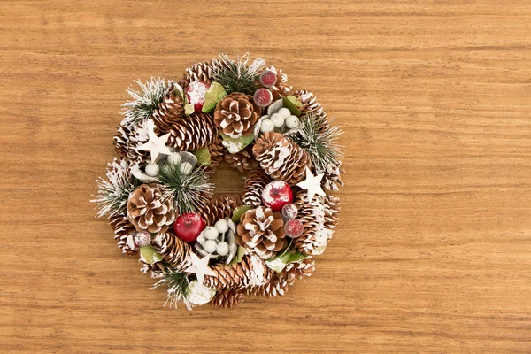 Délicate couronne de Noël de cônes de pin — Photo