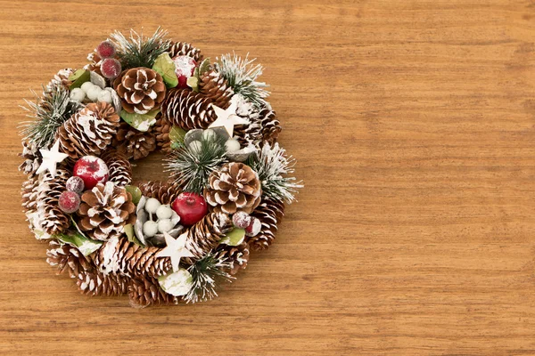 Guirlanda de Natal delicada de cones de pinho — Fotografia de Stock