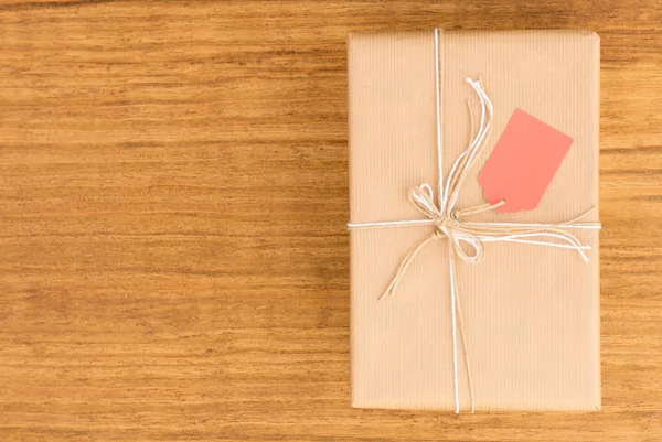 Nice gift wrapped with brown paper — Stock Photo, Image