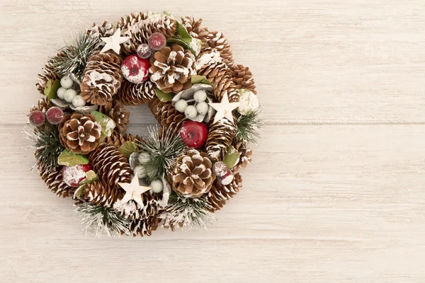 Guirlanda de Natal delicada de cones de pinho — Fotografia de Stock