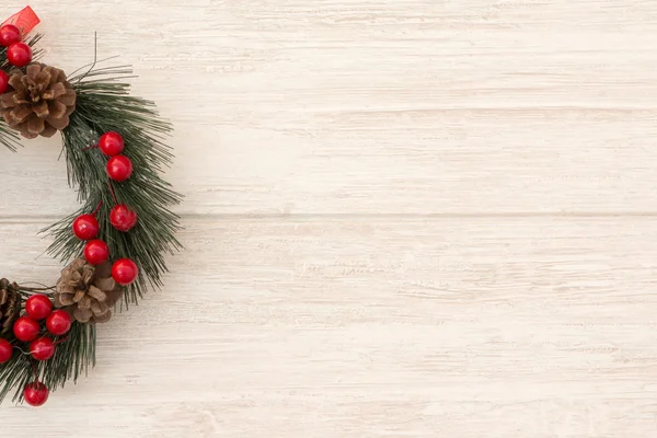 Vánoční věnec s šišky a bobule — Stock fotografie