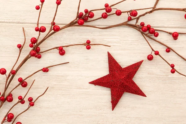 Estrela de Natal vermelha decorada com bagas — Fotografia de Stock