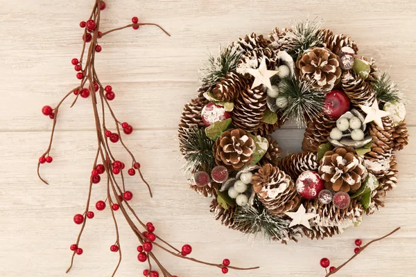 Guirlanda de Natal delicada de cones de pinho — Fotografia de Stock