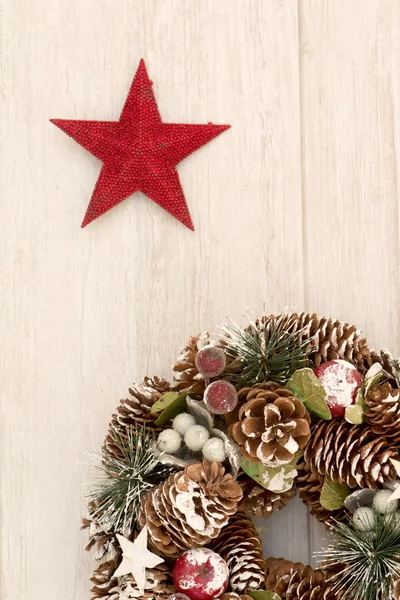 松ぼっくりと星の繊細なクリスマス リース — ストック写真
