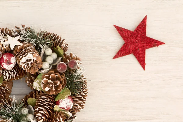 A grinalda de Natal delicada de cones de pinheiro e uma estrela — Fotografia de Stock