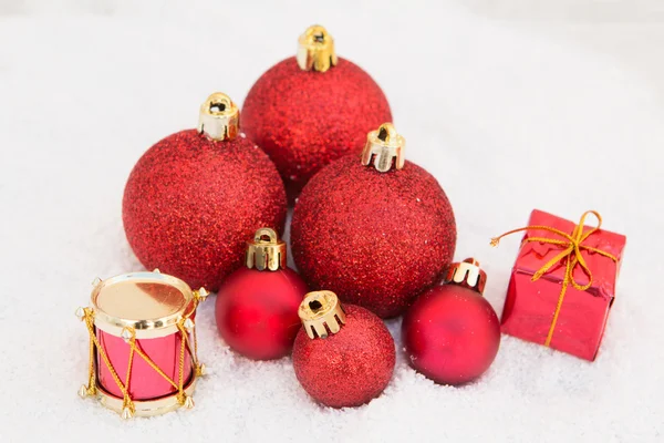 공 및 크리스마스 트리 장식 선물 — 스톡 사진
