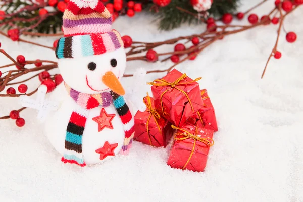 Sneeuwpop gemaakt van wol over de sneeuw — Stockfoto