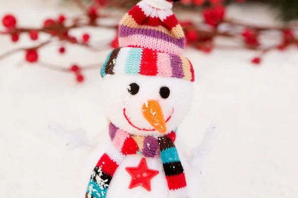 Muñeco de nieve hecho de lana sobre la nieve — Foto de Stock