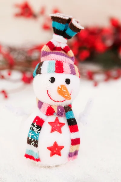 Muñeco de nieve hecho de lana sobre la nieve — Foto de Stock