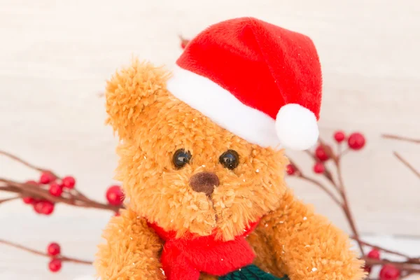 Lindo oso de peluche con sombrero de Navidad — Foto de Stock