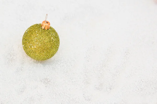 Grüne Kugel für den Weihnachtsbaumschmuck — Stockfoto