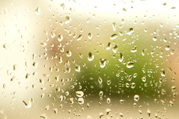 Стекло с капельками дождевой воды — стоковое фото