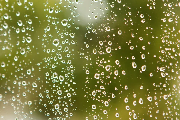 Bicchiere con gocce d'acqua piovana — Foto Stock