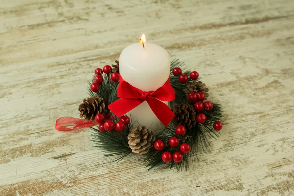 Hořící svíčka v prostředí vánoční — Stock fotografie