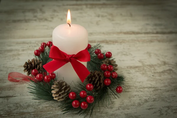 Горящая свеча в рождественской обстановке — стоковое фото