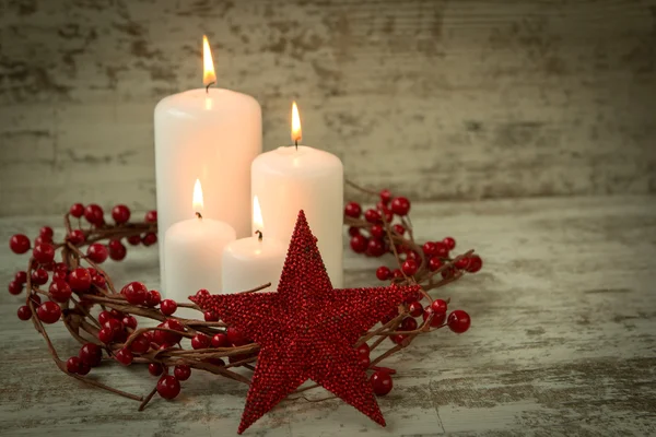 Палаючі свічки в різдвяній обстановці — стокове фото