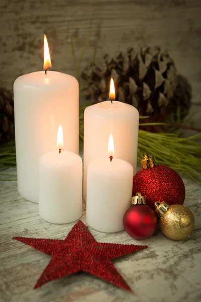 Κεριά σε ένα χριστουγεννιάτικο σκηνικό με εποχιακές διακοσμήσεις — Φωτογραφία Αρχείου