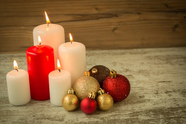 Velas de Natal com bolas — Fotografia de Stock