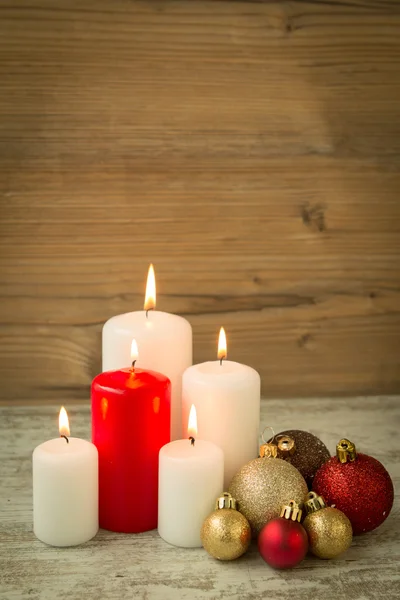 Bougies de Noël avec boules — Photo