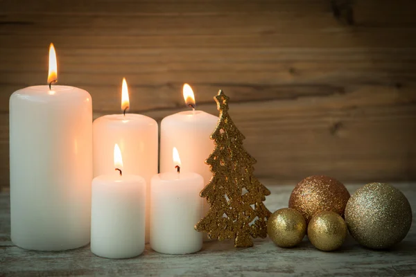 Χριστουγεννιάτικα κεριά με μπάλες και δέντρο — Φωτογραφία Αρχείου