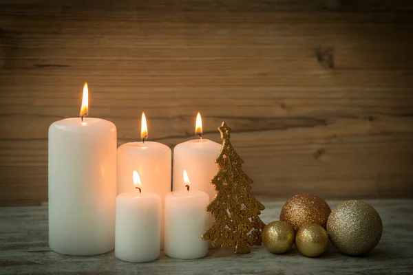 Bougies de Noël avec boules et arbre — Photo