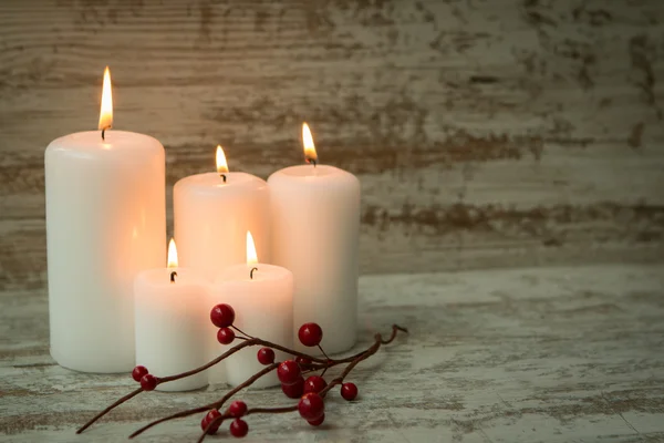 Різдвяні свічки з червоними ягодами — стокове фото