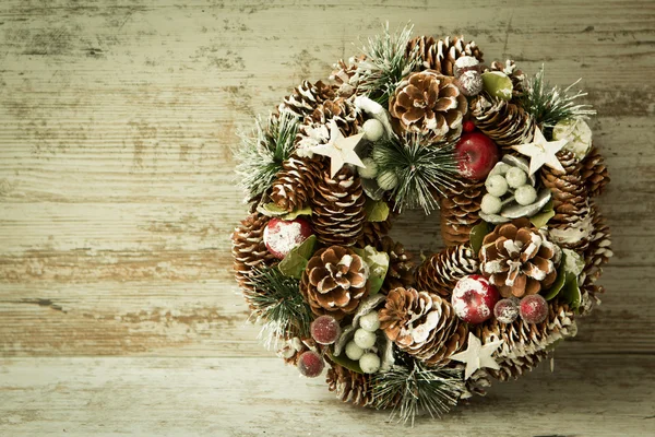 Guirlanda de Natal delicada de cones de pinho — Fotografia de Stock