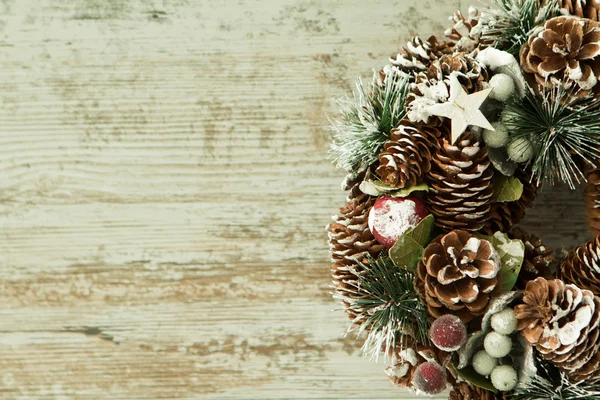 Delicata corona natalizia di pigne — Foto Stock