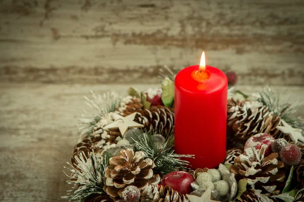 Рождественская свеча с венком — стоковое фото
