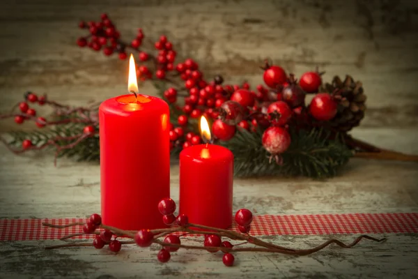 Julljus med röda bär — Stockfoto