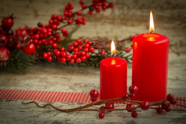Χριστουγεννιάτικα κεριά με κόκκινα μούρα — Φωτογραφία Αρχείου