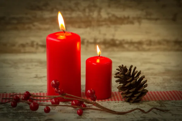 Χριστουγεννιάτικα κεριά με κώνο και κόκκινα μούρα — Φωτογραφία Αρχείου
