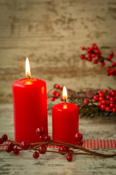 Χριστουγεννιάτικα κεριά με κόκκινα μούρα — Φωτογραφία Αρχείου