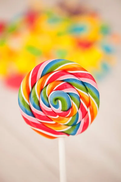 Fina runda lollipop med många färger Stockbild