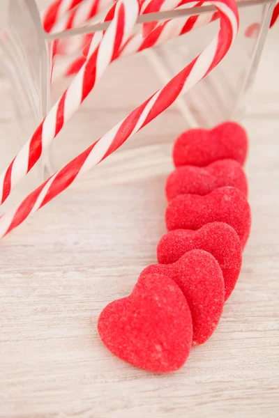 Bastoncini di zucchero e caramelle a forma di cuore Foto Stock