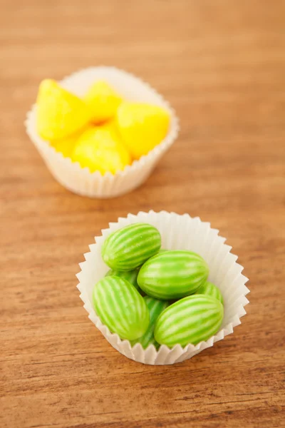 Tipi di caramelle poste in piccole ciotole Foto Stock