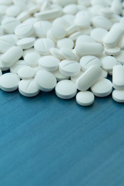 dökülen beyaz hap 